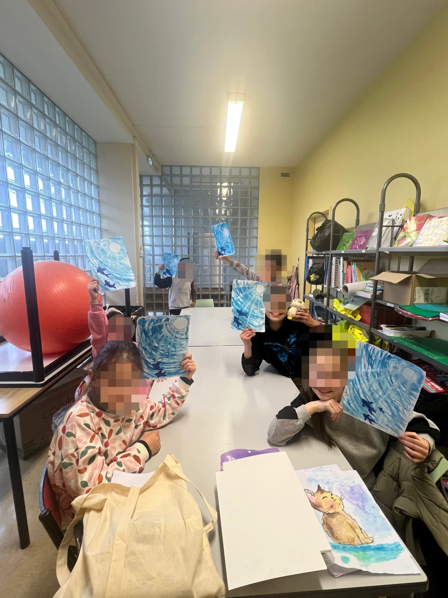 Atelier d’arts plastiques avec créations d’enfants