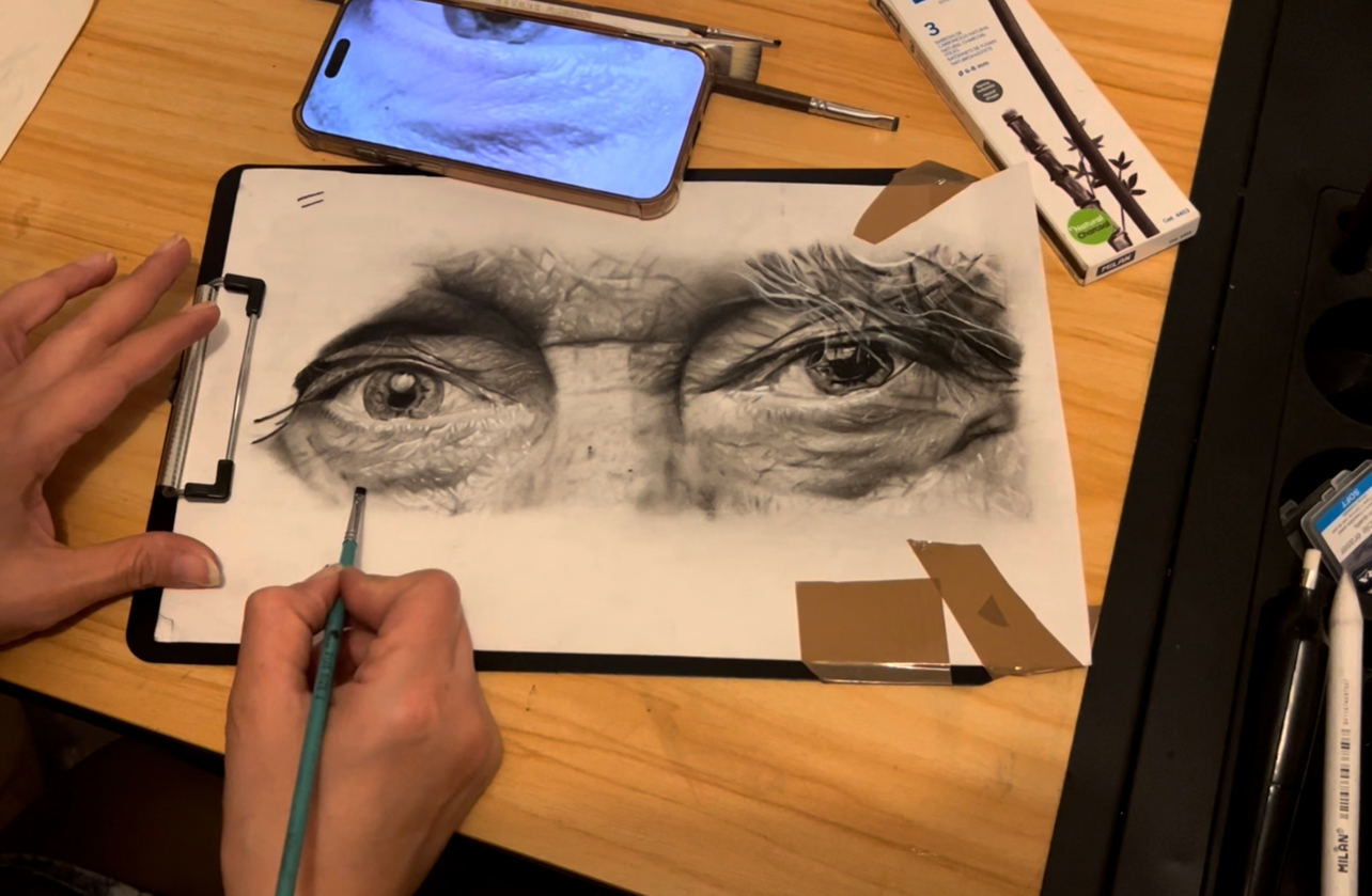 Dessin au fusain en cours de réalisation